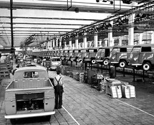 1967 VOLKSWAGEN BUS ASSEMBLY Line Classic Car FACTORY Picture Photo 4x6 picture