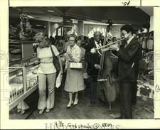 1979 Press Photo Jazz band plays as shoppers browse in the new Godchaux's picture