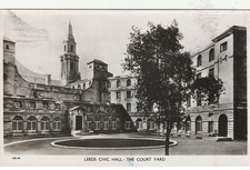 Postcard Leeds/GB - AK shows the courtyard of the town house - really used picture
