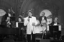 Robert Palmer performs on October 28, 1992 - 1992 TV Photo 2 picture