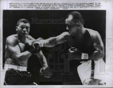 1957 Press Photo Willie Vaughn taking a right from Ralph Tiger Jones - net24391 picture