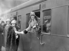 British Swimmer Mercedes Gleitze Says Her Farewells At Waterloo Old Photo picture