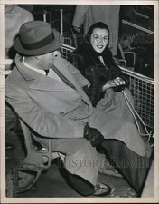 1943 Press Photo NY Yankee Owner Dan Topping w/ Wife Kay Under Electric Blanket picture
