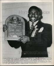 1949 Press Photo Lightweight champ Ike Williams & Edward J Neil plaque in NY picture