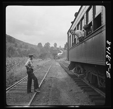 Photo:1942 Clay NY Agricultural Workers Special Train Railroad Photo picture