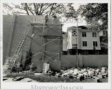1985 Press Photo Workers tearing down the 30-foot Myers Park concrete fence picture