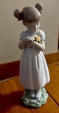 Lladro Figurine FLOWERS FOR MOMMY GIRL WITH FLOWERS #8021 Mint with Box picture
