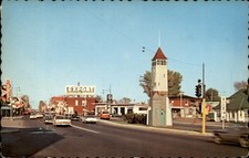 Cap-De-La-Madeleine Quebec La Rue Fusey c1960 Vintage Postcard picture