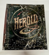 Vintage C. 1900 Herold Smoked Sardine Valvathe Norway Tin Case Display picture