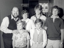 Dom DeLuise, guest, Carol DeLuise, Peter DeLuise, David DeLuise & - 1981 Photo picture