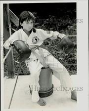 1989 Press Photo Angela Hodges Rests Before Karate Practice - lra58487 picture