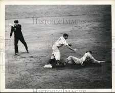 1941 Press Photo Pirates Dietz out at 2nd vs Dodgers Herman, Umpire Goetz picture
