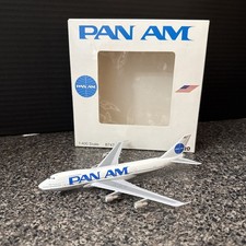 Pan Am Boeing 747-200 1:400 Die Cast Model Aircraft N733PA Clipper Constitution picture
