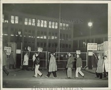 1959 Press Photo Workers protesting in front of Edison Company in Boston, MA picture