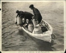 1923 Press Photo Men in the Potomac River. - nec41940 picture