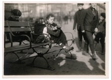 c.1920's PRESS PHOTO POOR CHILDREN SITTING ON PARK BENCH LONDON? SOCIAL HISTORY picture