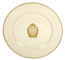1980s VINTAGE DISNEY DISNEYLAND CLUB 33 RESTAURANT DINNER PLATE GOLD TRIM 10.25