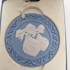 Vintage 1999 Wedgwood England Jasperware Christmas Disk Ornament Baubles in Box picture