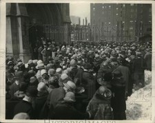 1926 Press Photo Crowd gathers outside Fourth Presbyterian Church in Chicago picture