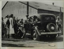 1934 Press Photo Strikers in front of Alcohol Distillery in Pekin Illinois Plant picture