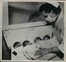 1950 Press Photo Nurse Mrs. Thomas Yetter examines quadruplets - nef13008 picture