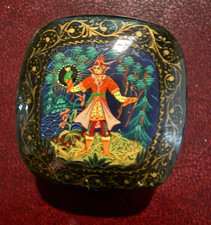 Vtg Russian Artist Signed Hand Painted Lacquer Box Fairytale Scene 2x2x1..25 picture