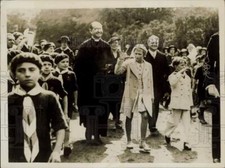 1937 Press Photo Royal Belgian Children Wave to Cheering Crowd at Brussels Park picture