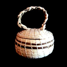 Vtg. Tohono O' Odom Yucca/Buffalo Grass Lidded Handled Miniature Oval Basket 2” picture