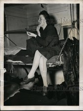 1946 Press Photo New York Laura Tickner puts on makeup on USS Argentina NYC picture