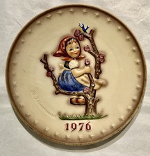 HUMMEL FIGURE PLATE 1976 HAND PAINTED GOEBEL PORCELAIN W GERMANY APPLE TREE GIRL picture