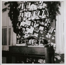 Vtg B&W Snapshot Christmas Nativity Scene & Card Display Christmas 1954 picture