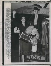 1951 Press Photo Florence Chadwick After Swimming English Channel, with Father picture