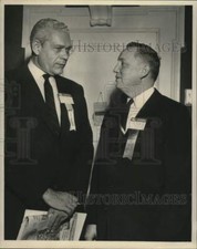 1980 Press Photo Clay Shaw and Merle Yontz confer at World Trade Conference. picture