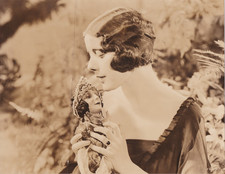 1924 Press Photo Actress Alma Rubens poses with her doll in