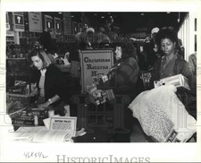 1989 Press Photo Christmas Shoppers in Children Palace Department Store picture
