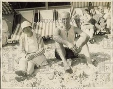 1927 Press Photo Mr. and Mrs. Ralph K. Strassman enjoy the sand at Palm Beach picture