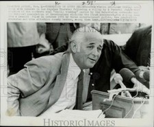 1976 Press Photo TV Producer Norman Lear Talks Family Viewing Time Ruling, CA picture