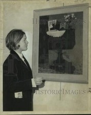 1969 Press Photo Christine Westfeldt Admires Painting At Bryant Galleries picture