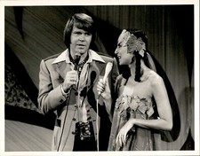 CGE35 Original Photo SINGERS CHER & GLEN CAMPBELL PERFORMING TOGETHER IN 1975 picture