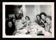 KITCHEN TABLE FULL WOMEN LADIES EATING FAMILY FRIENDS OLD/VINTAGE PHOTO- B613 picture