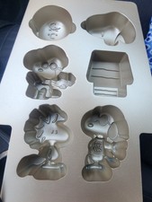 Williams Sonoma Peanuts Snoopy Cakelet  Cupcake Muffin Pan Non-Stick NEW picture
