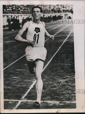 1939 Press Photo Helsinki Finland Taisto Maki wins 5000 meter in 14 min 08.08 se picture