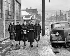 1941 AMBRIDGE PA FACTORY WORKERS WALKING TO WORK Photo WINTER SCENE (192-M) picture