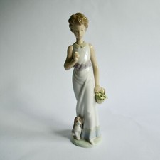 Lladro 7617 Garden Classic Missing Umbrella Figurine Woman picture