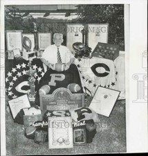 1959 Press Photo Football legend Amos Alonzo Stagg with trophies in his home picture