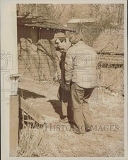 1977 Press Photo Residents of Asheville, North Carolina carry building material picture