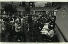 1989 Press Photo Employees sign up for