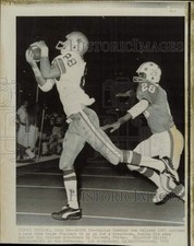 1972 Press Photo Dallas' Ron Sellers catches pass from Roger Staubach in Chicago picture