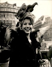 GA274 1966 Original UPI Photo MISS SWITZERLAND JANINE SOLLNER TRAFALGAR SQUARE picture