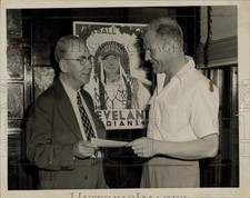 1946 Press Photo Cleveland Indians Bill Veeck with Bill Duggan - nei00953 picture